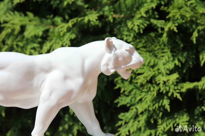 Статуэтка из фарфора 