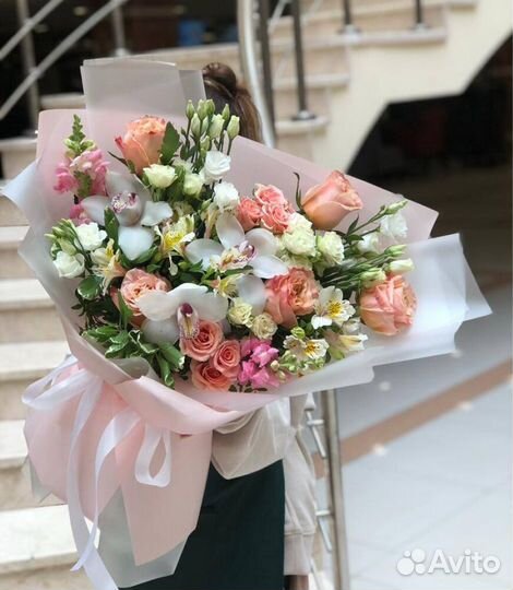 Букеты из кустовых роз и гортензий. Доставка