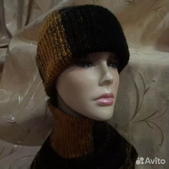 Вязаная женская шапка и манишка