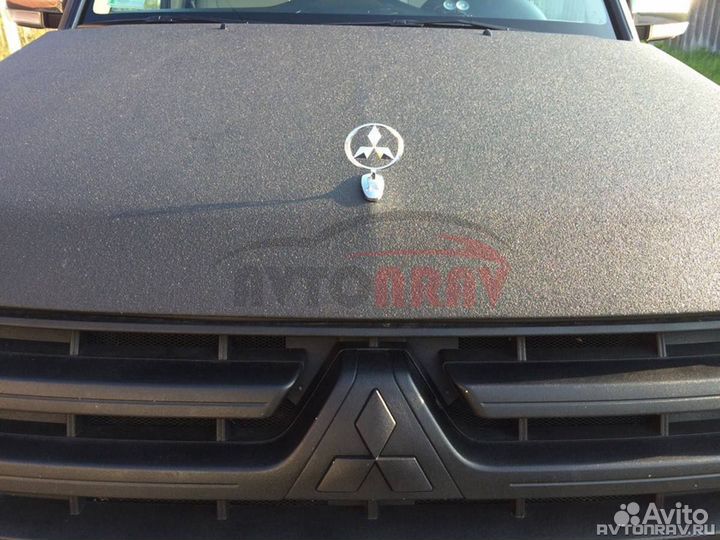 Прицел на капот с логотипом автомобиля