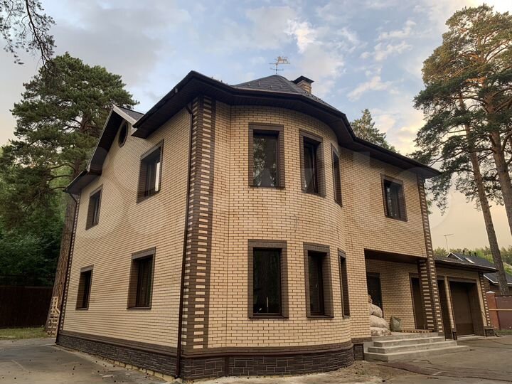 Коттедж 311 м² на участке 12 сот.