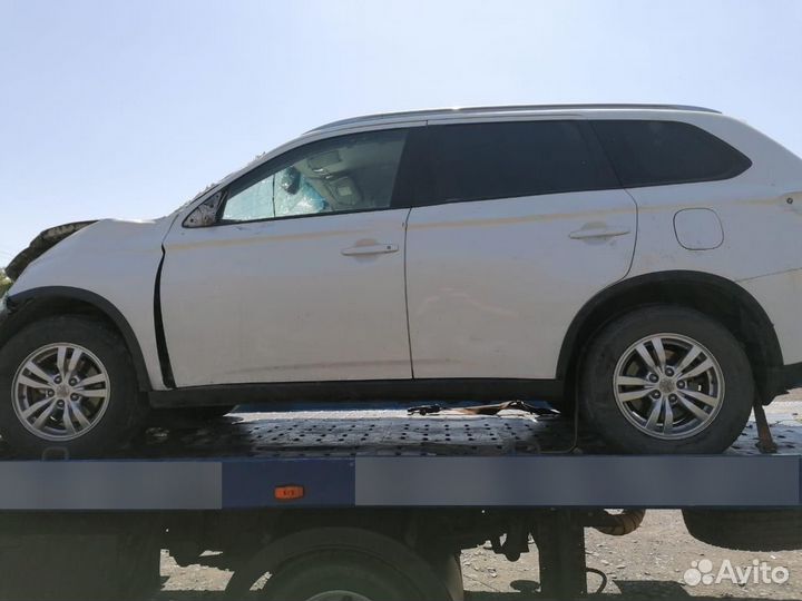 Mitsubishi Outlander 2.0 CVT, 2014, битый, 170 000 км