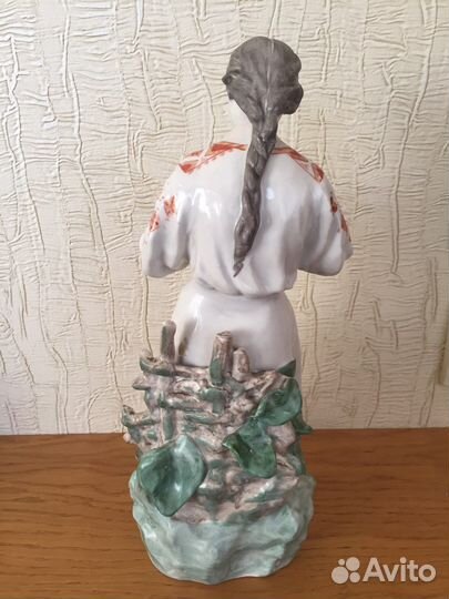 Статуэтка фарфоровая 