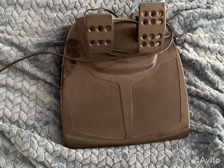 Игровой руль с педалями