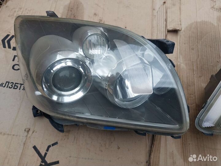 Фара правая Toyota Avensis 2 2006-08 ксенон