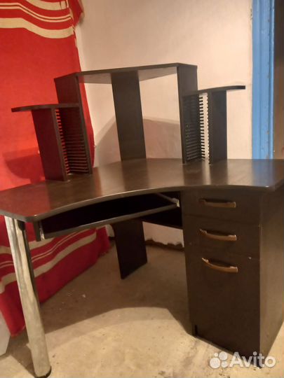 Угловой компьютерный стол