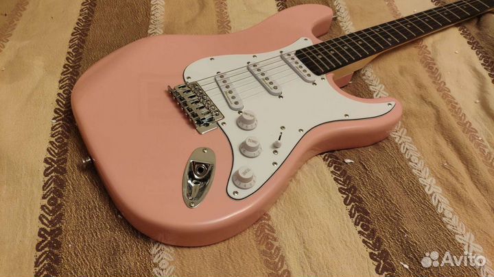 Реплика Fender Stratocaster розовый