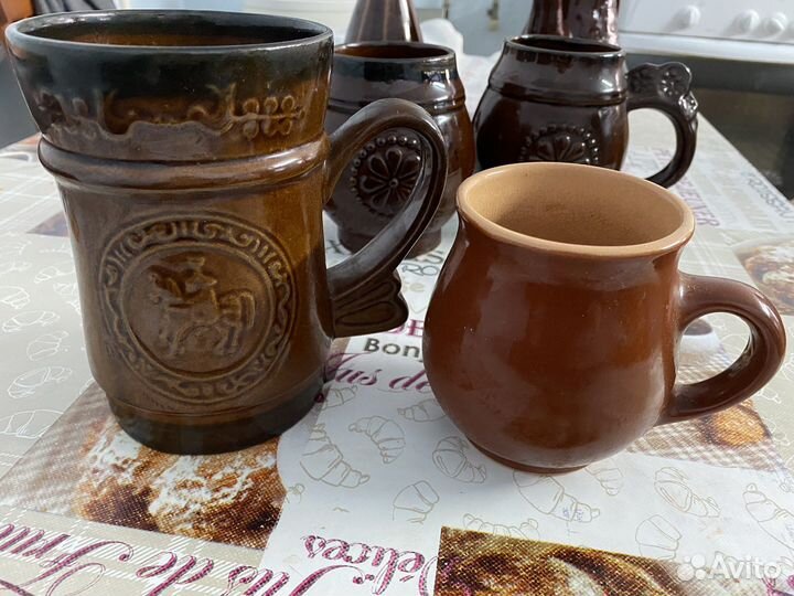 Глиняные кружки, кувшин, ваза