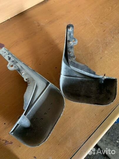 Брызговик задний левый Cadillac Srx 265 4.6 I.H2Y8