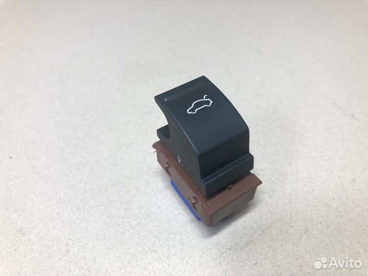 Кнопка открывания багажника VW Passat B7