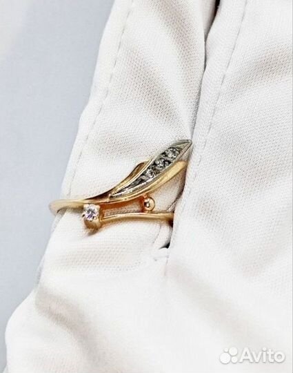 Кольцо с синтетическим камнем Золото