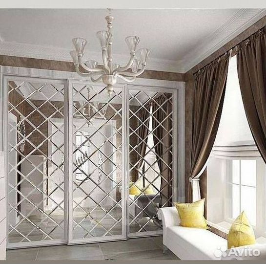 Зеркальное панно в гостиной