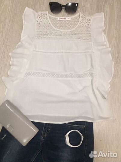 Новая белая блузка очень нарядно смотрится
