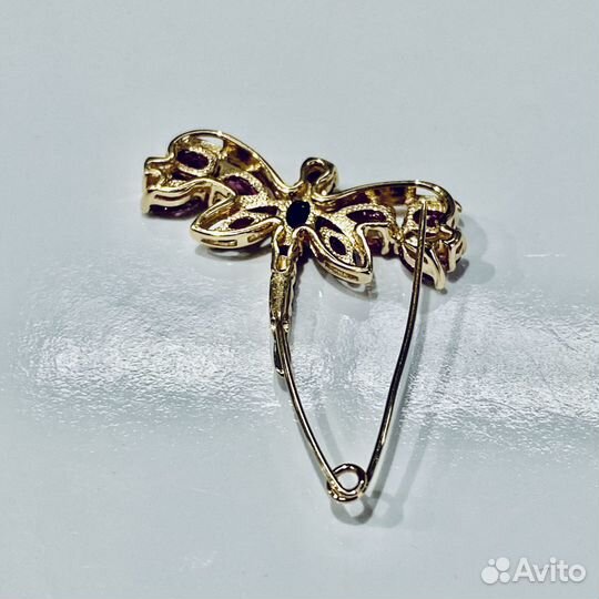 Золотая брошь с камнем