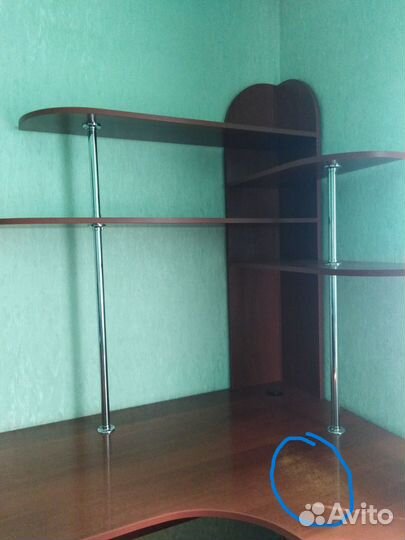 Угловой компьютерный стол со стеллажом