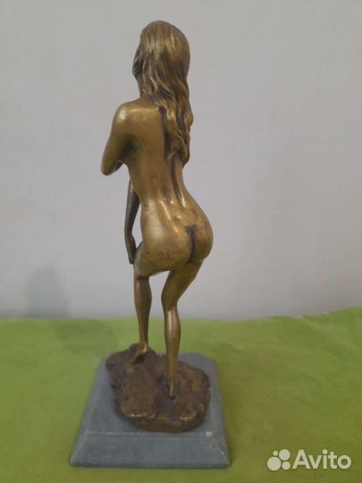 Статуэтка из бронзы и натурального камня