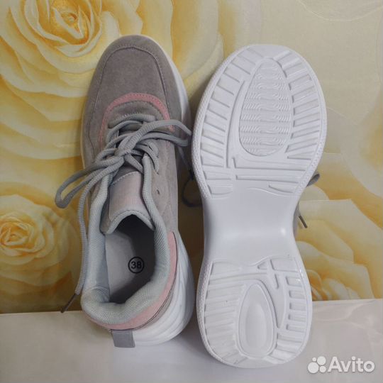 Кроссовки женские