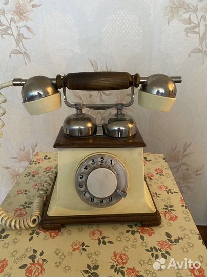 Старинный телефон