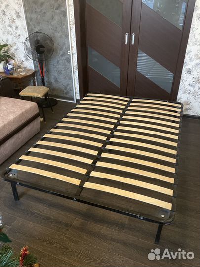 Кровать двухспальная с матрасом бу 140 на 200