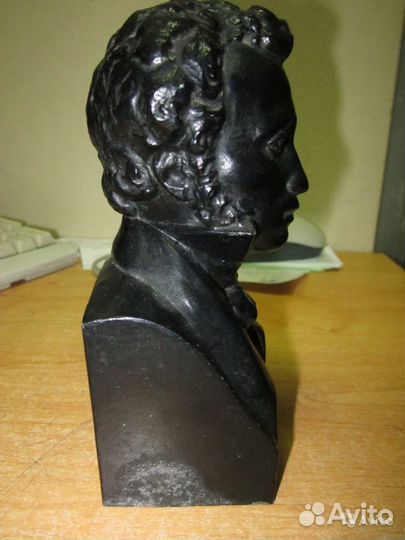 Бюст Пушкина автор Барановская
