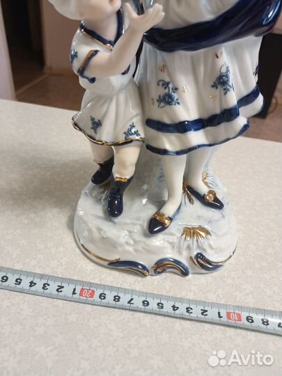 Большая фарфоровая статуэтка Дама с мальчиком