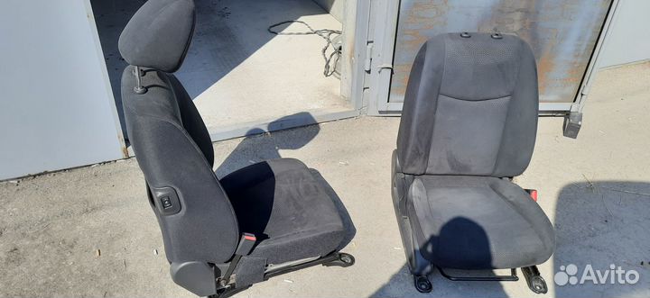 Передние сиденья Nissan Leaf