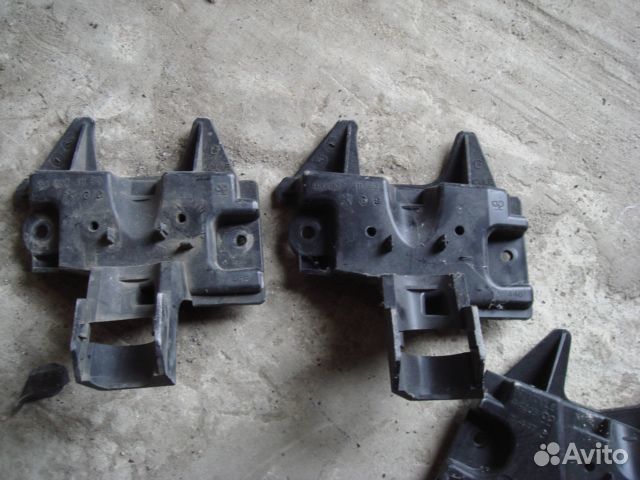 Пежо 308 кронштейн форсунки омывателя фар 07-11