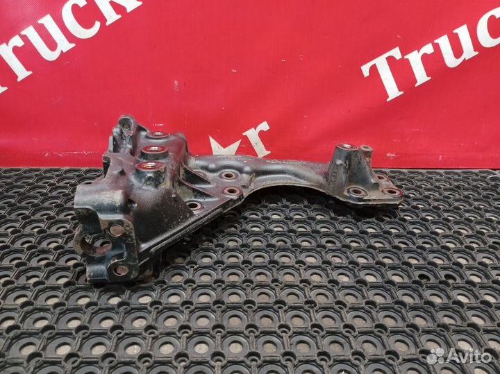 Кронштейн переднего бампера левый