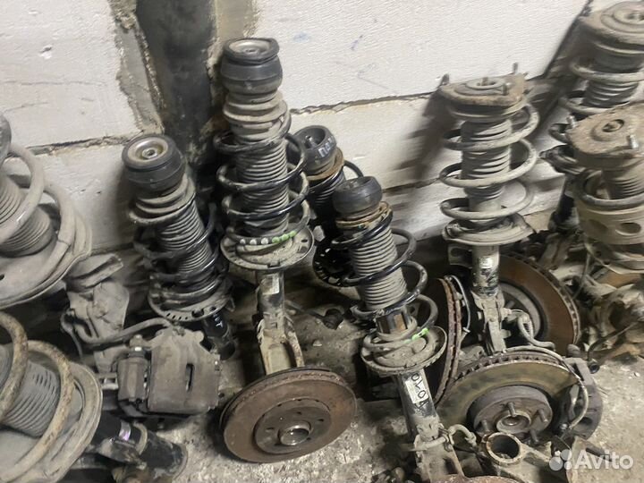 Стойка амортизатора передняя левая на vw polo