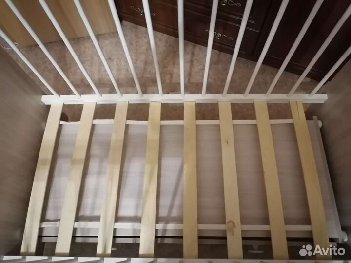 Детская кроватка с маятником и ящиком