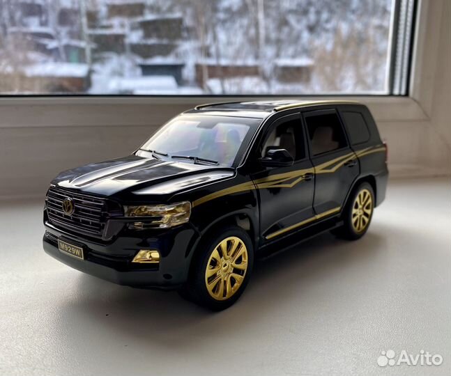 Модель автомобиля Toyota Land Cruiser 1/24
