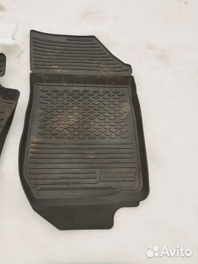 Продам резиновые коврики для Рено Сандеро б/у