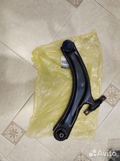 Левый рычаг передний нижней подвески qashqai