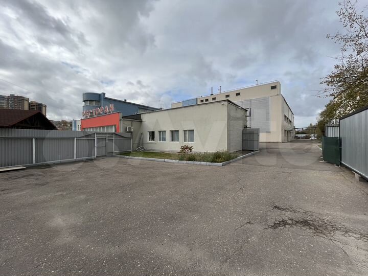 Три здания, 5454.8 м²