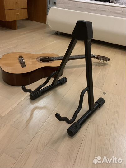 Гитара, подставка для гитары и чехол