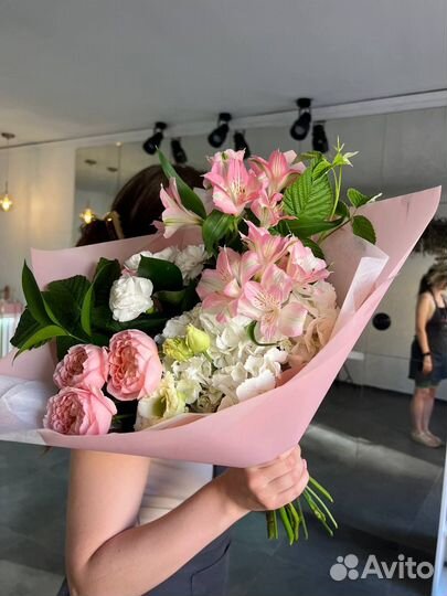 Букет из фермерских цветов с гортензией