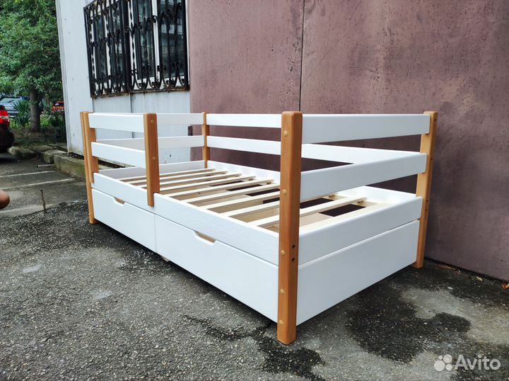Детская кровать из массива