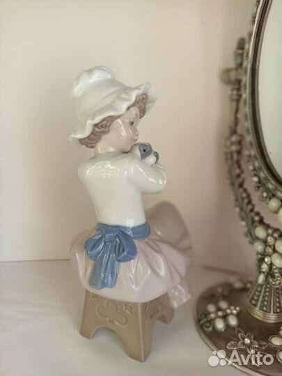 Фарфоровая статуэтка Девочка с собачкой. Lladro