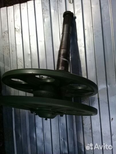 Колесо направляющее мтлб с осью в сборе