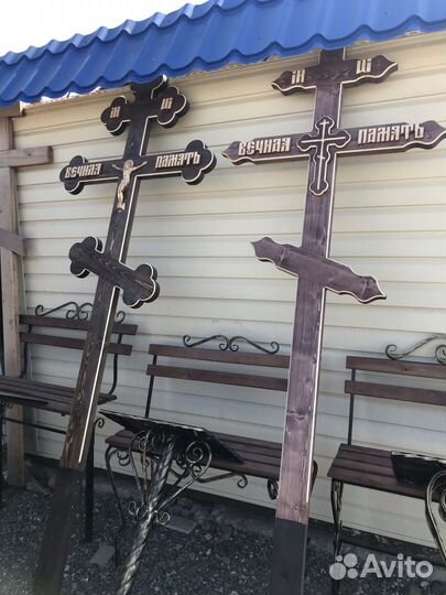 Кресты металические и деревянные на кладбище