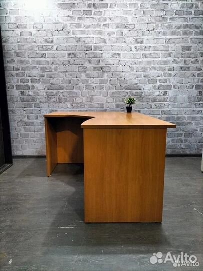 Угловой компьютерный стол