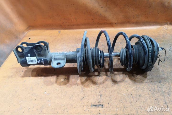 Стойка амортизатора toyota prius 2011 год