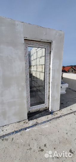 Дверь входная, стеклянная из профиля Алюпласт