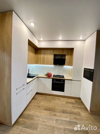 Угловая кухня на заказ. Фабрика в Омске