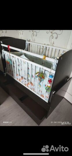 Детская кроватка с маятником и ящиком