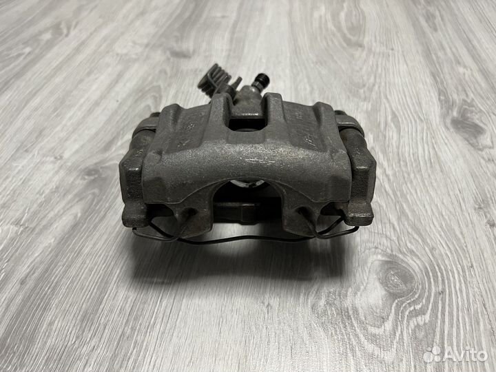 Задний левый суппорт mazda 3 bk