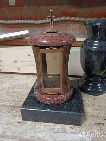 Подставка гранитная под вазу