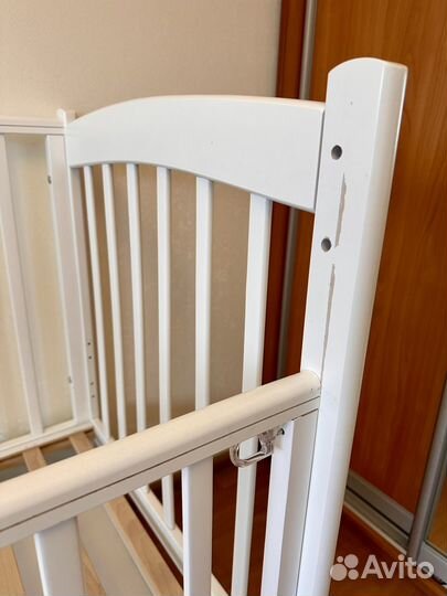 Детская кроватка с маятником и ящиком