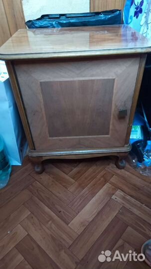 Деревянное трюмо с зеркалом и пуфом