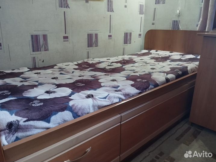 Кровать односпалка190/86,стол 90/55/1,4,ковёр 2/3м